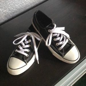 Black and white tennis shoes